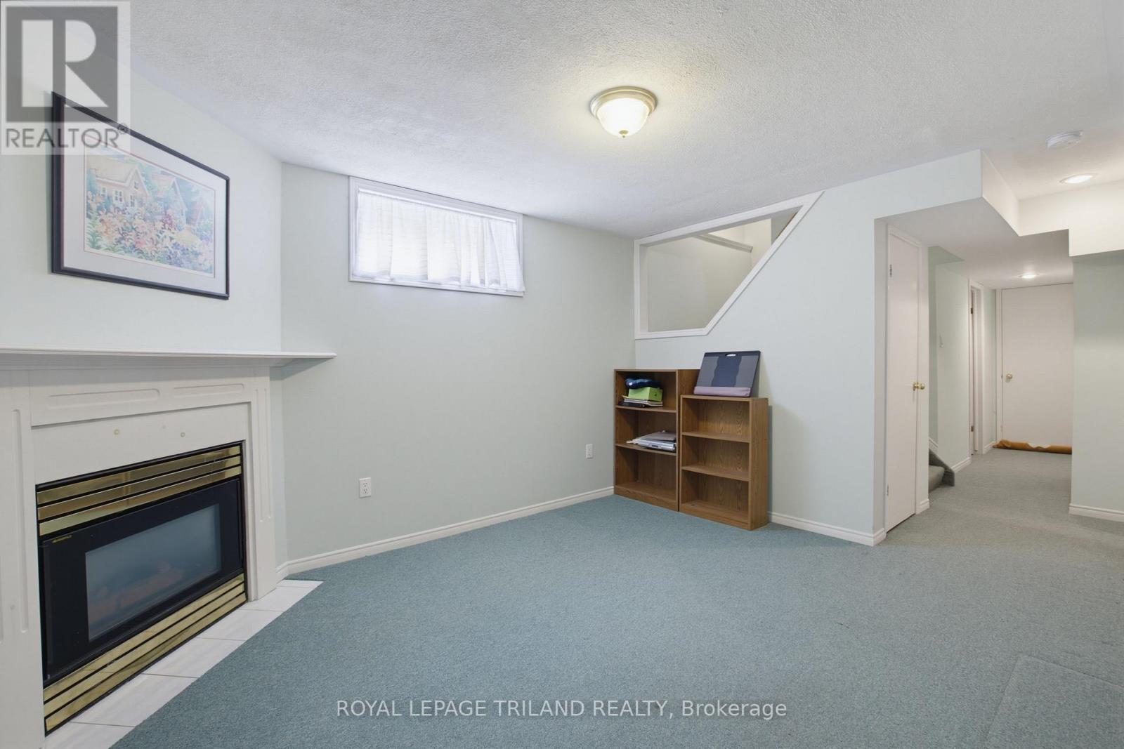 117 Bournemouth Drive, London East (East I), ON - Indoor With Fireplace