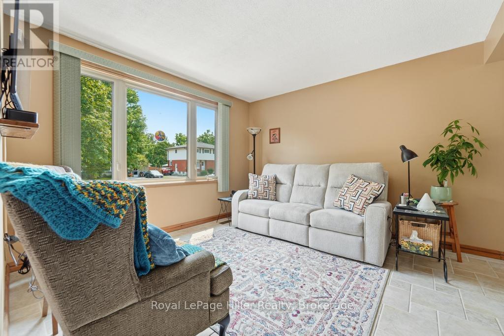 58 Kemp Crescent, Stratford, ON - Indoor Photo Showing Living Room