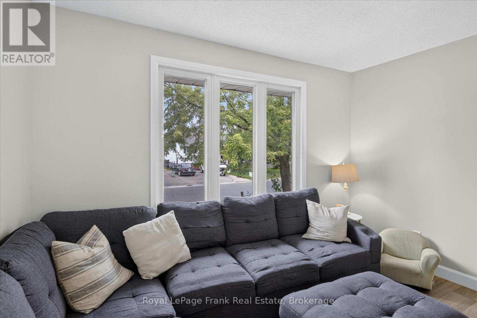 2615 Foxmeadow Road, Peterborough (Ashburnham Ward 4), ON - Indoor Photo Showing Living Room