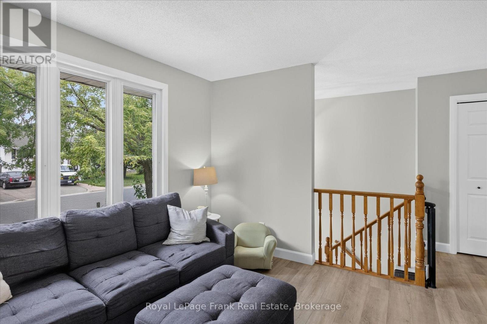 2615 Foxmeadow Road, Peterborough (Ashburnham Ward 4), ON - Indoor Photo Showing Living Room