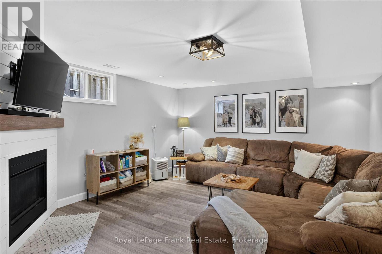 2615 Foxmeadow Road, Peterborough (Ashburnham Ward 4), ON - Indoor Photo Showing Living Room With Fireplace
