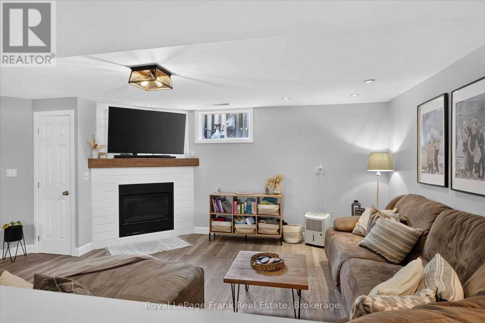 2615 Foxmeadow Road, Peterborough (Ashburnham Ward 4), ON - Indoor Photo Showing Living Room With Fireplace