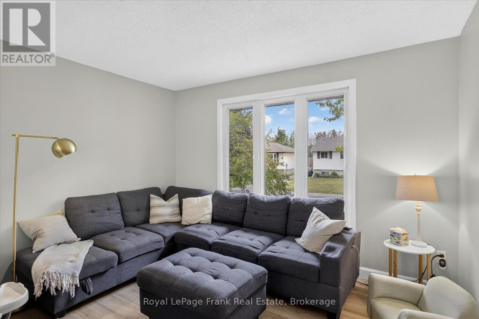 2615 Foxmeadow Road, Peterborough (Ashburnham Ward 4), ON - Indoor Photo Showing Living Room