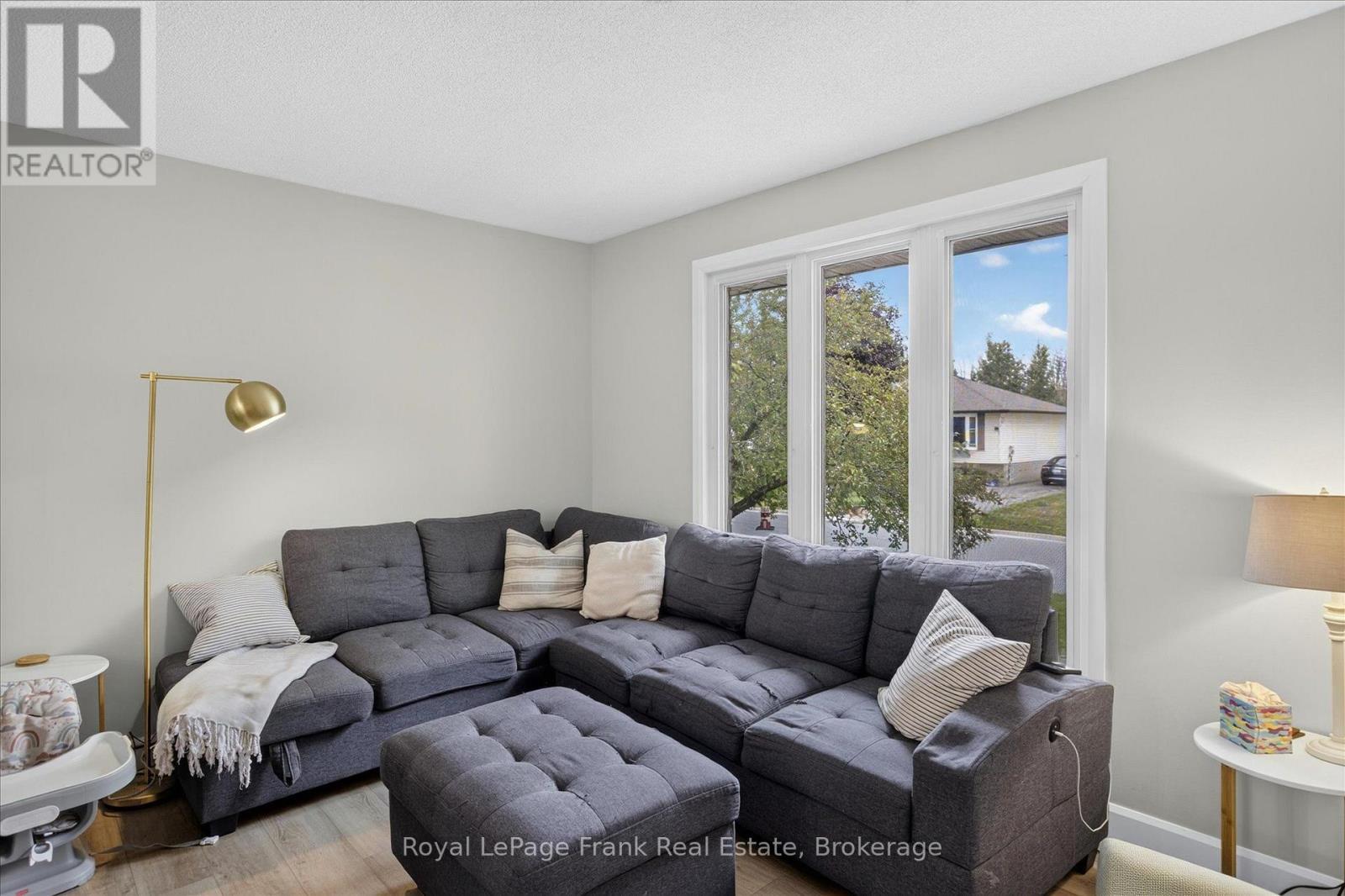 2615 Foxmeadow Road, Peterborough (Ashburnham Ward 4), ON - Indoor Photo Showing Living Room