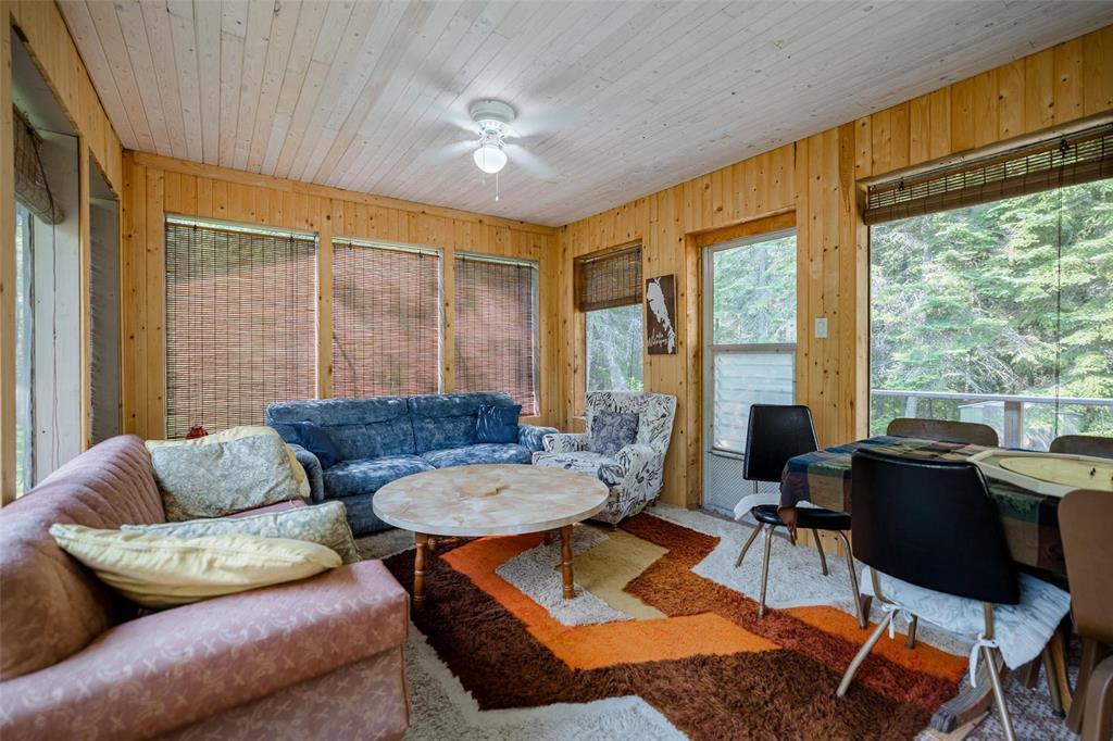 49 Johnnys Drive, Alexander, MB - Indoor Photo Showing Living Room