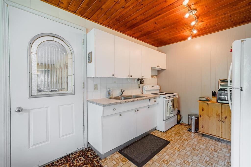 49 Johnnys Drive, Alexander, MB - Indoor Photo Showing Kitchen With Double Sink