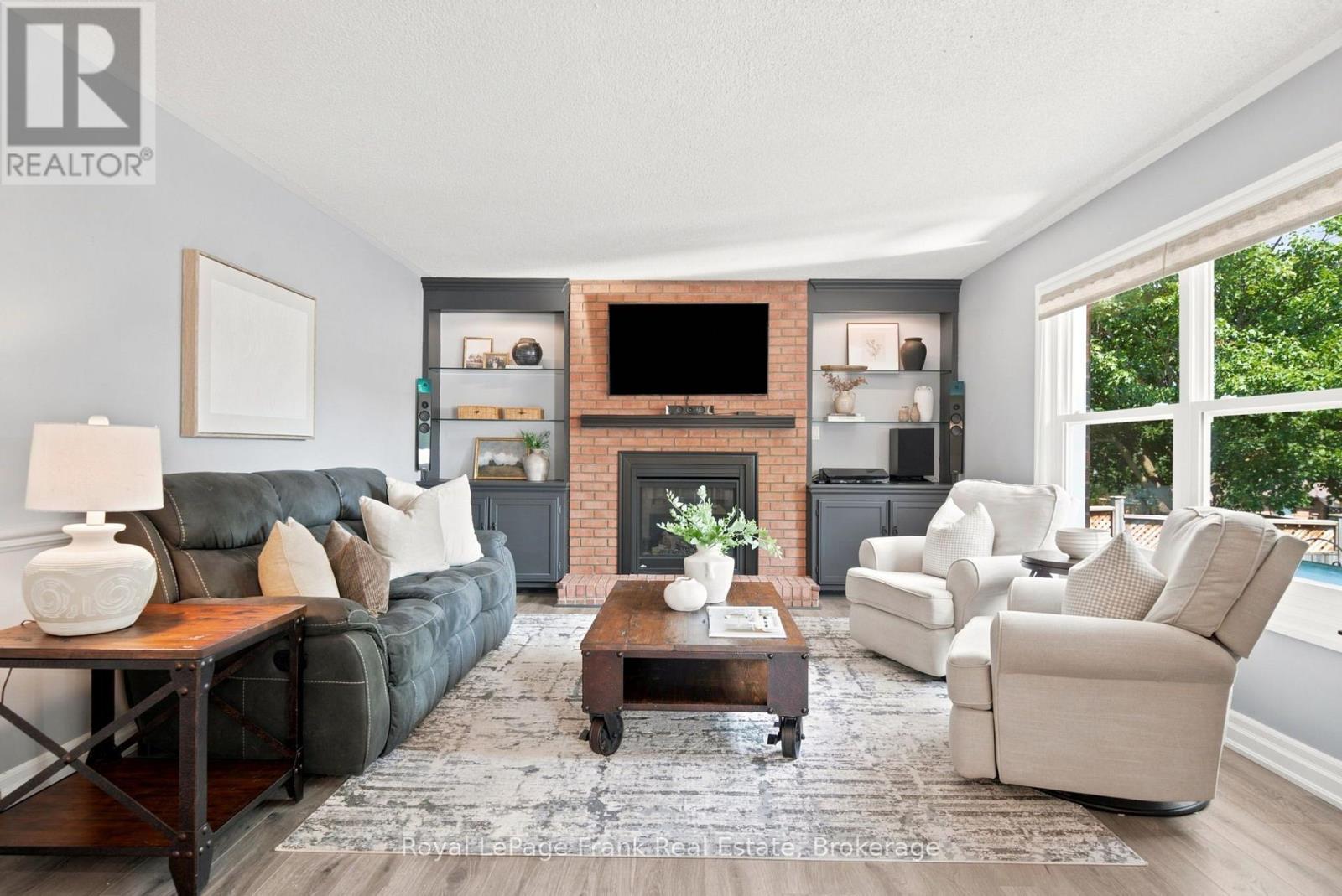 47 South Beech Street, Uxbridge, ON - Indoor Photo Showing Living Room With Fireplace