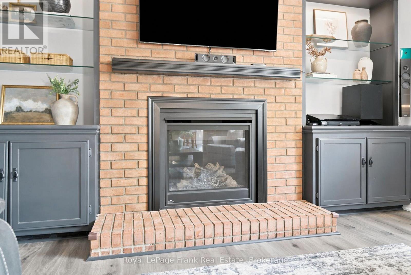 47 South Beech Street, Uxbridge, ON - Indoor Photo Showing Living Room With Fireplace