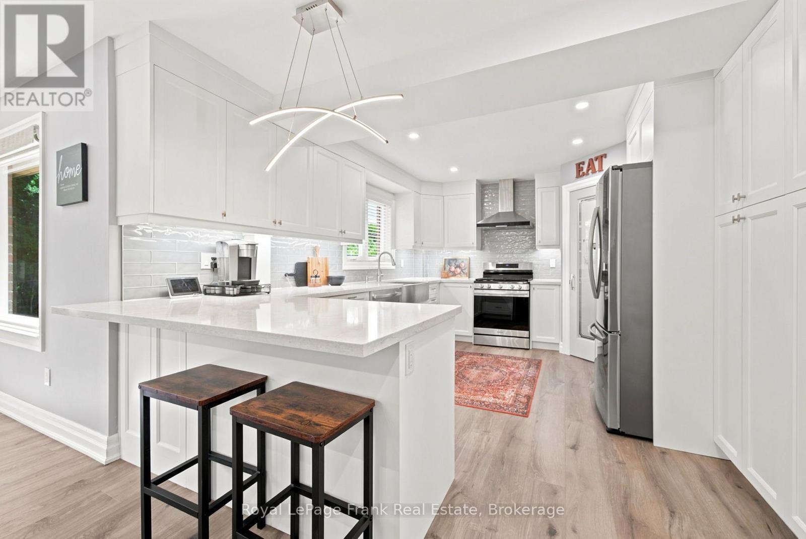 47 South Beech Street, Uxbridge, ON - Indoor Photo Showing Kitchen With Upgraded Kitchen