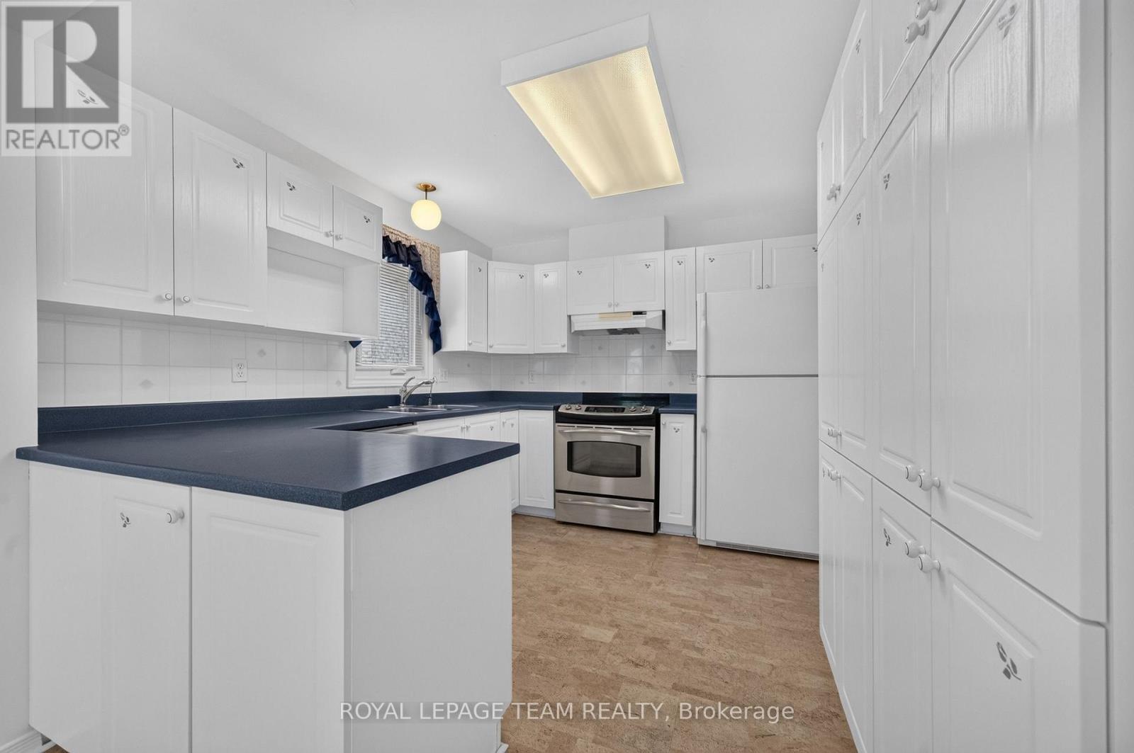 35 Billingham Crescent, Ottawa, ON - Indoor Photo Showing Kitchen