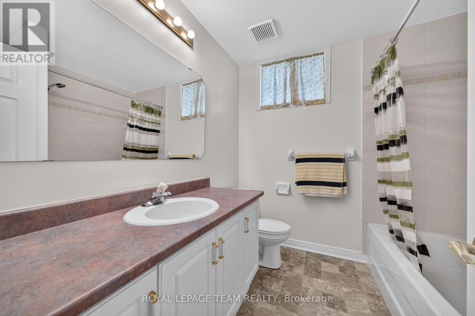 35 Billingham Crescent, Ottawa, ON - Indoor Photo Showing Bathroom