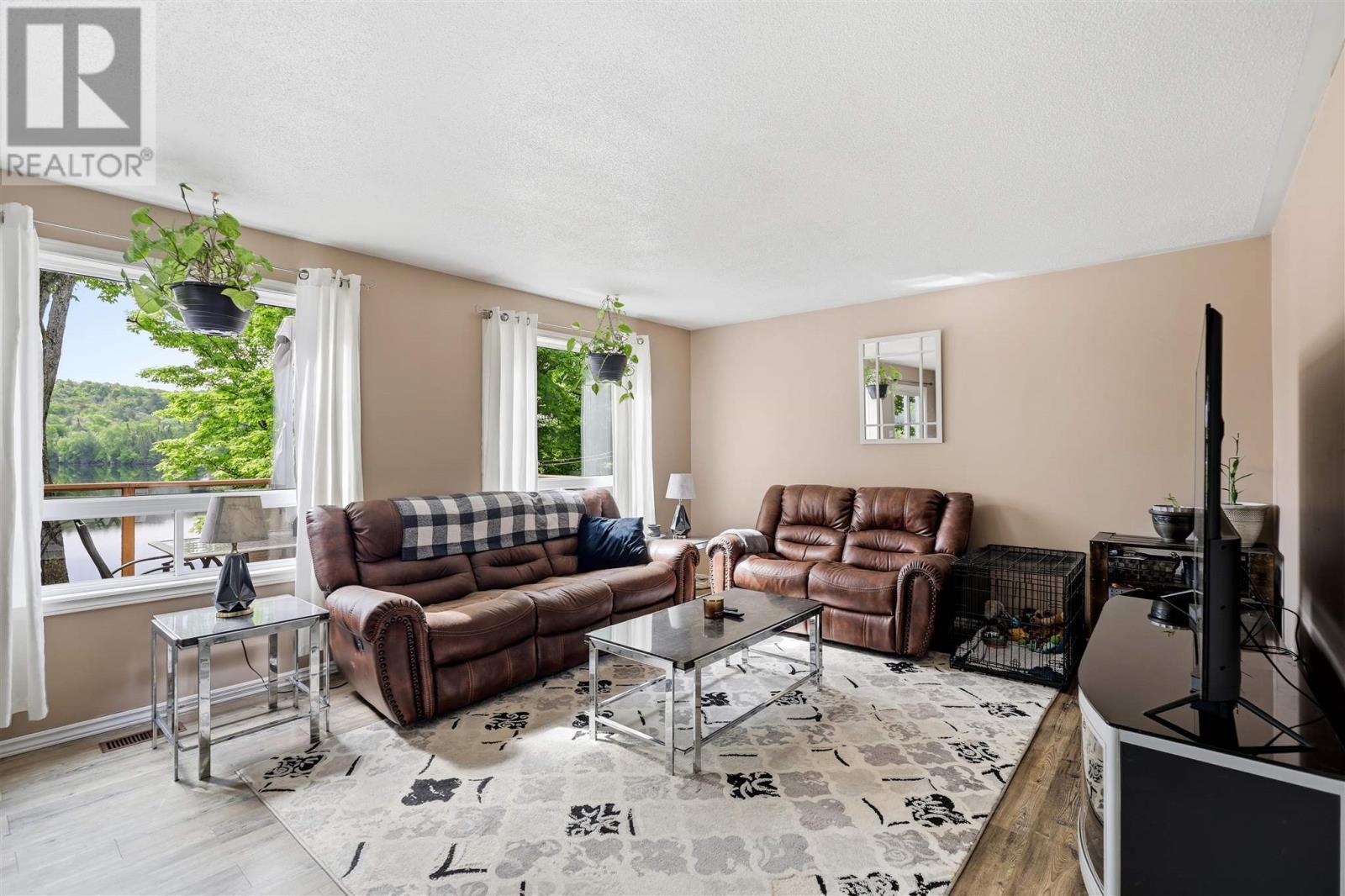 63 Heyden Lake Rd, Aweres, ON - Indoor Photo Showing Living Room