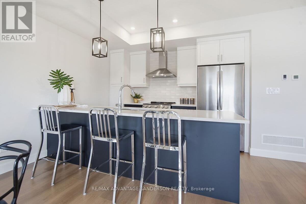 169 Bowman Drive, Middlesex Centre (Ilderton), ON - Indoor Photo Showing Kitchen With Upgraded Kitchen