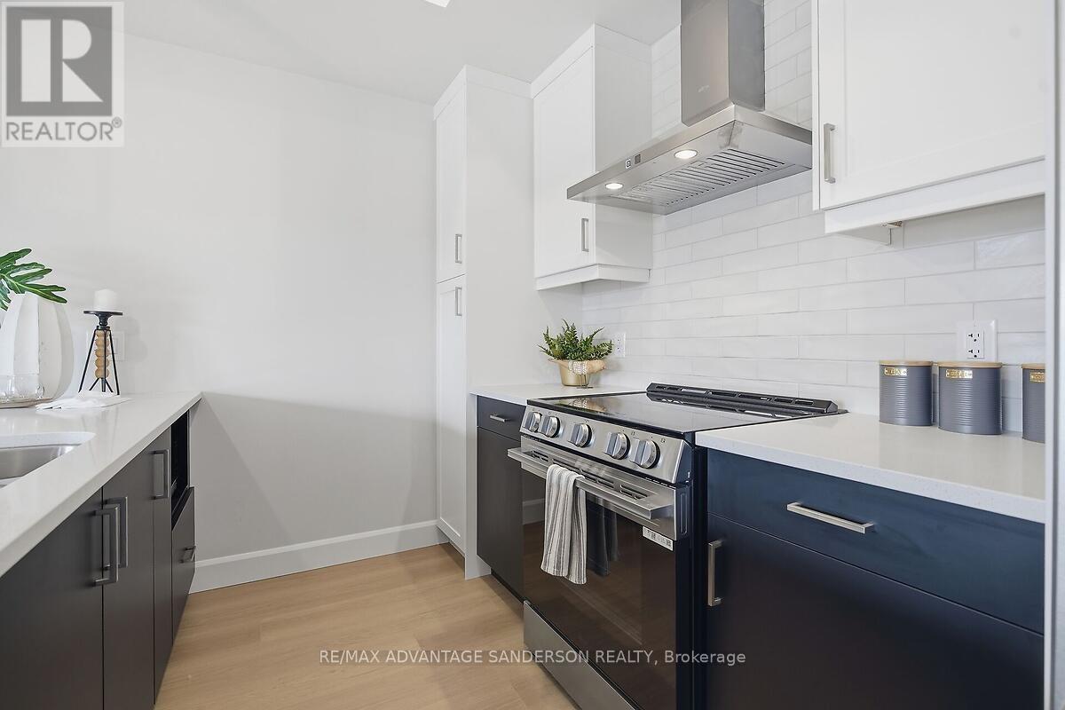 169 Bowman Drive, Middlesex Centre (Ilderton), ON - Indoor Photo Showing Kitchen With Upgraded Kitchen