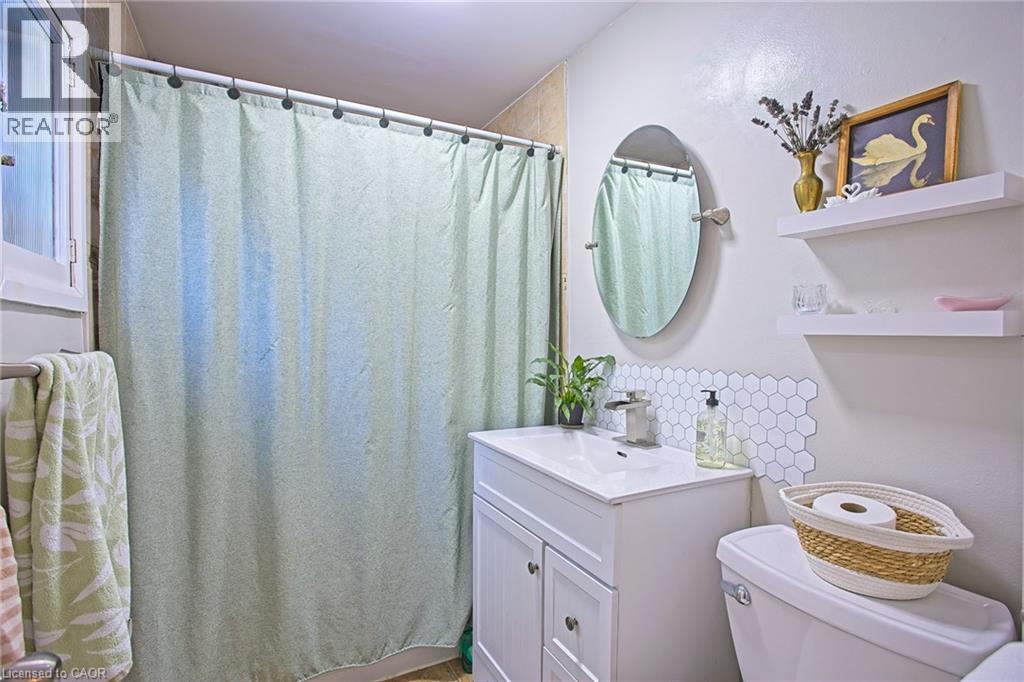 34 Poplar Avenue, Hamilton, ON - Indoor Photo Showing Bathroom