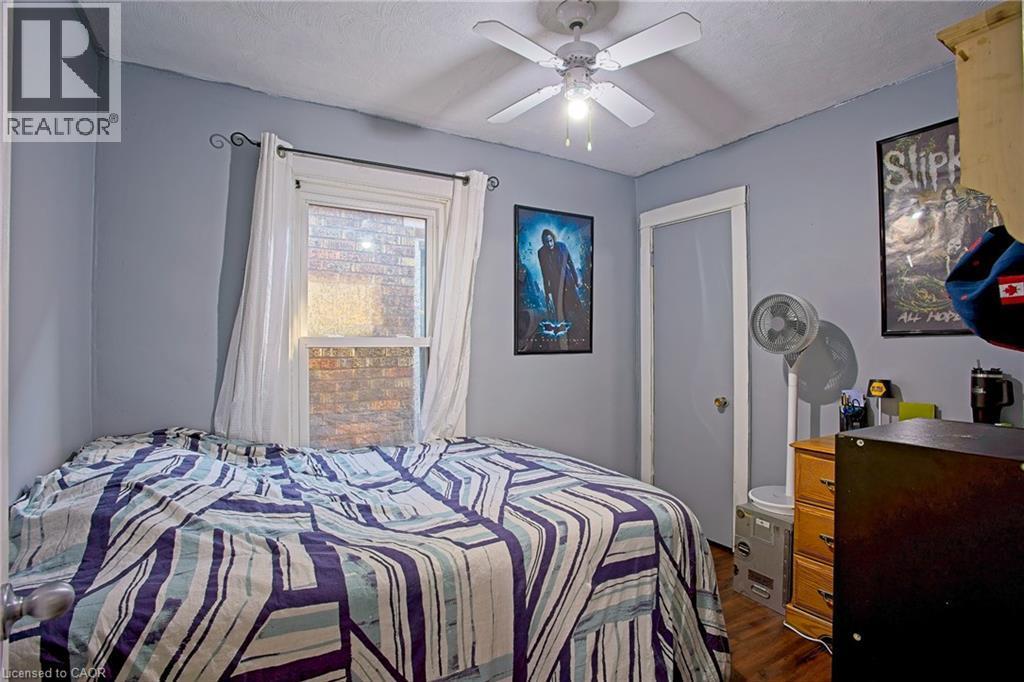 34 Poplar Avenue, Hamilton, ON - Indoor Photo Showing Bedroom