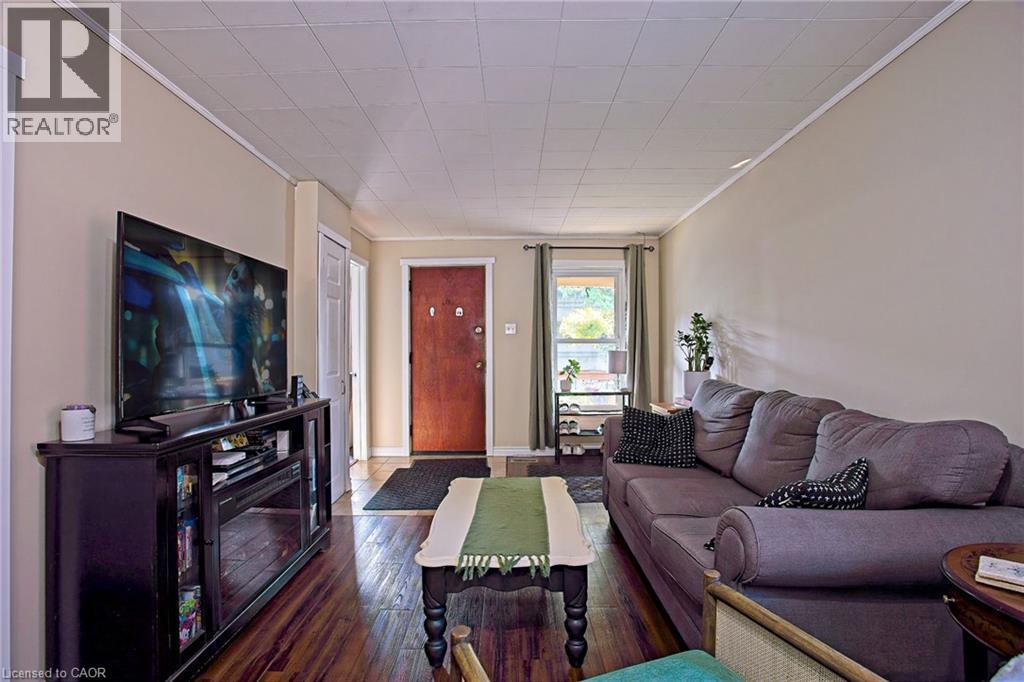 34 Poplar Avenue, Hamilton, ON - Indoor Photo Showing Living Room