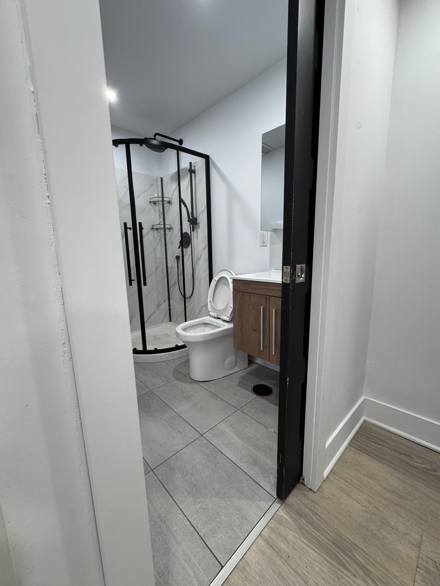 Bathroom - 2-8950 Boul. St-Laurent, Montréal (Ahuntsic-Cartierville), QC - Indoor