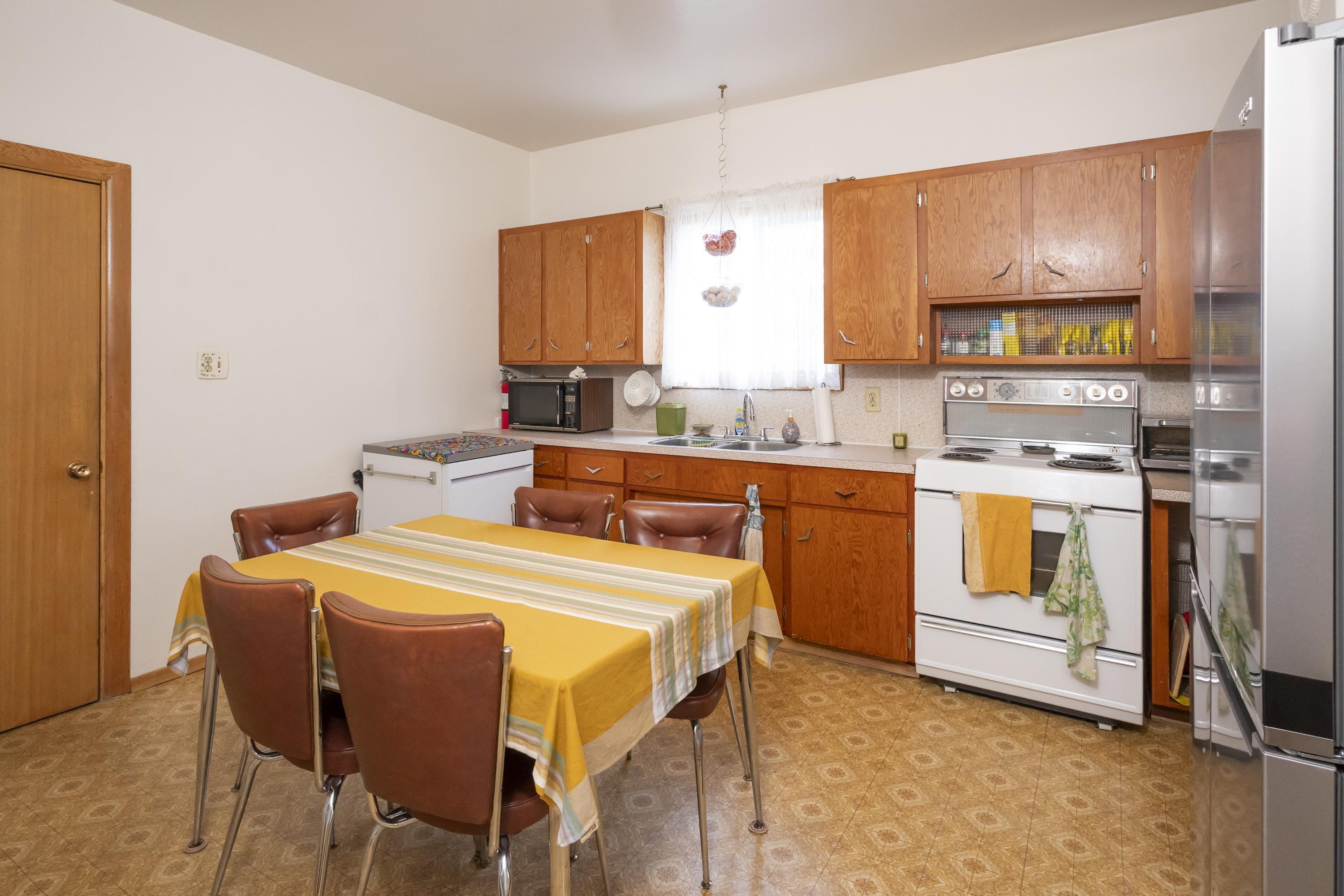 520 Mcpherson Street, Thunder Bay, ON - Indoor Photo Showing Kitchen With Double Sink