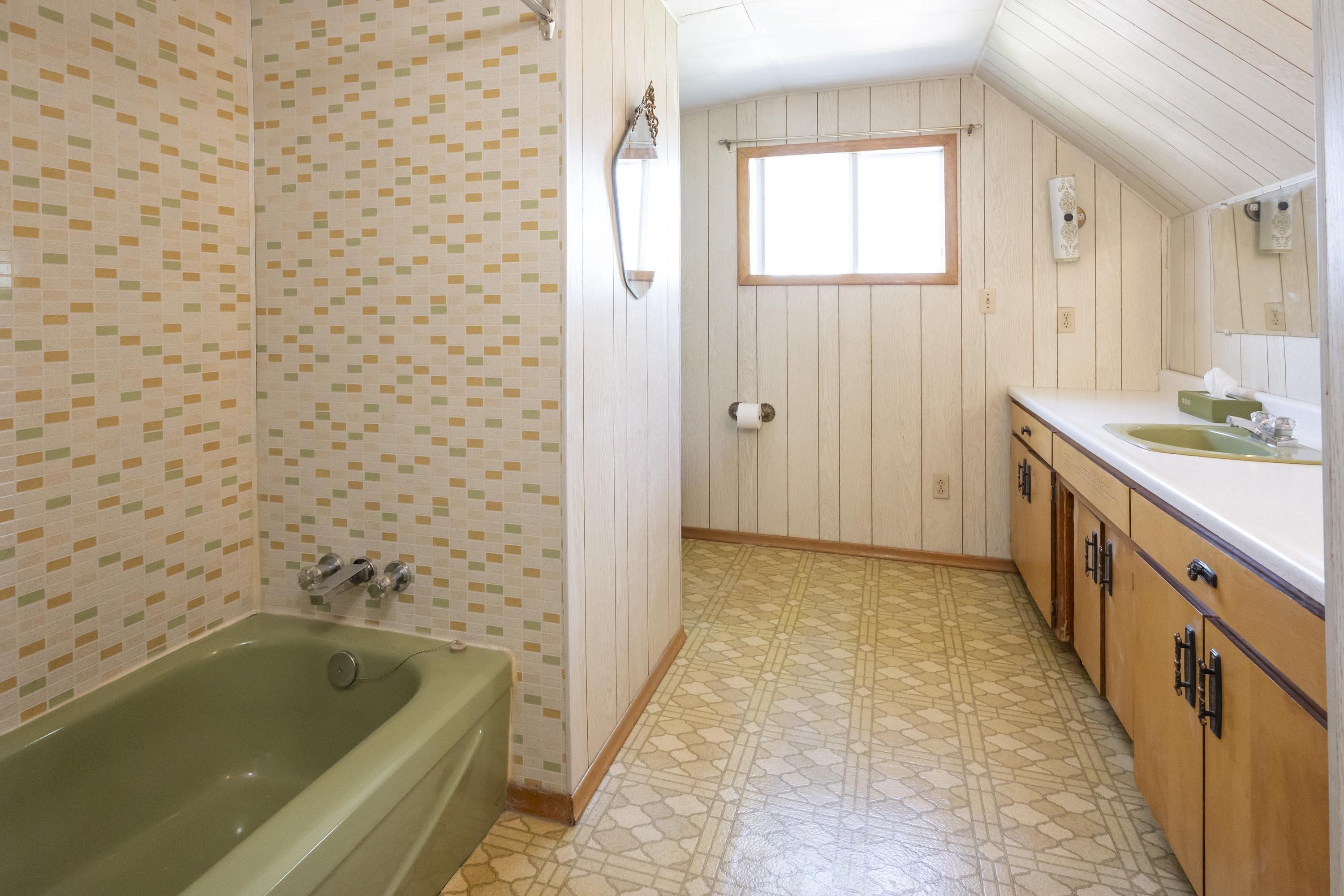 520 Mcpherson Street, Thunder Bay, ON - Indoor Photo Showing Bathroom