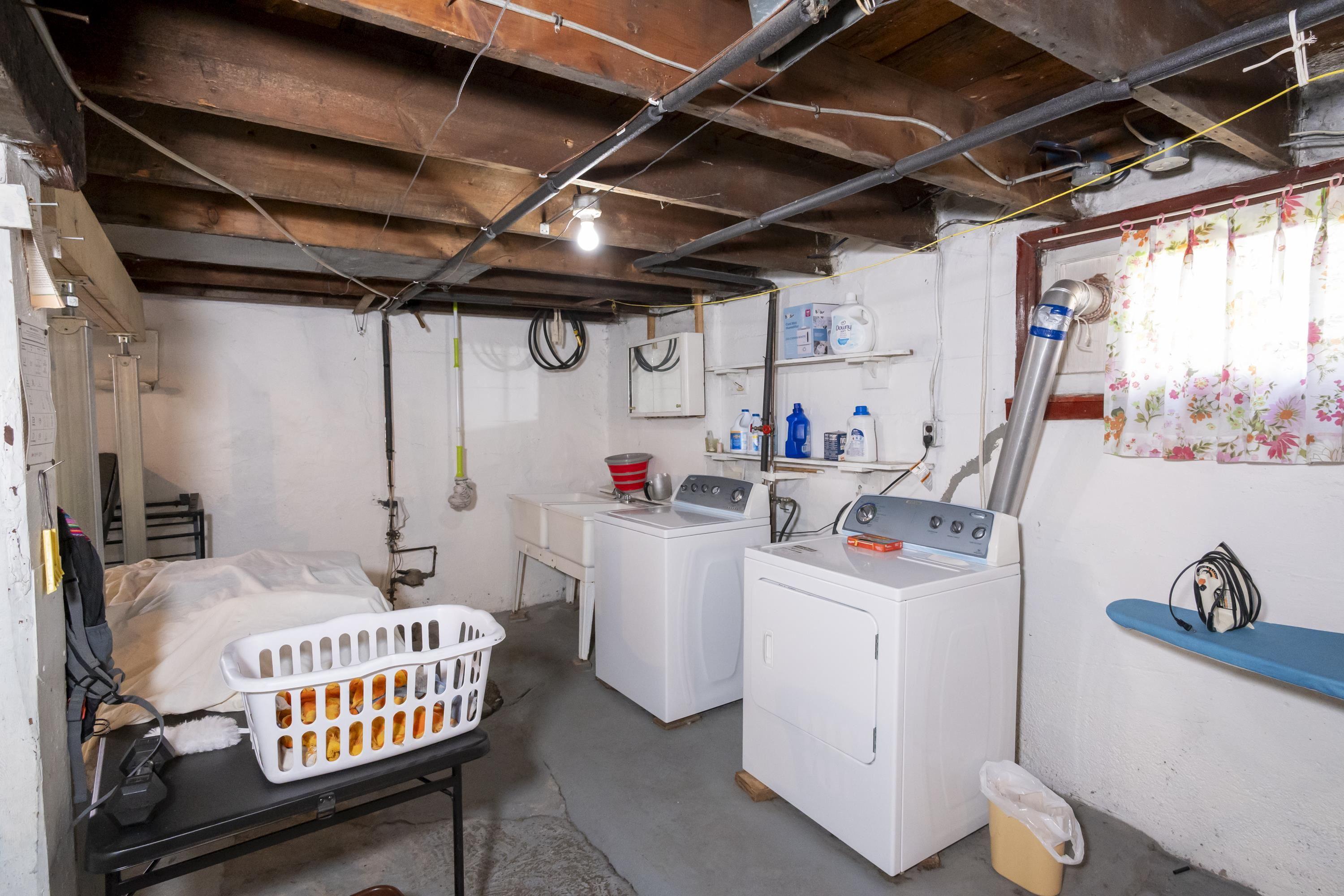 520 Mcpherson Street, Thunder Bay, ON - Indoor Photo Showing Laundry Room