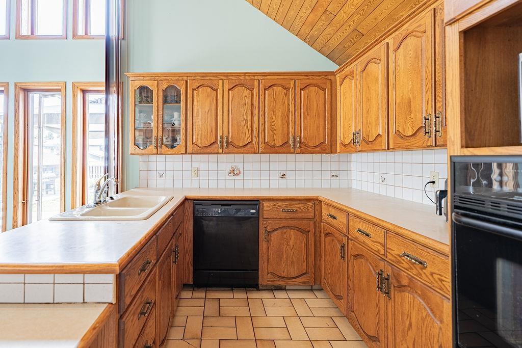 88 Carl Ave., Thunder Bay, ON - Indoor Photo Showing Kitchen With Double Sink