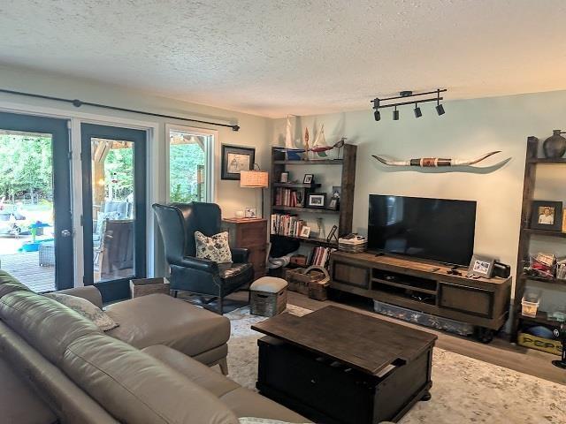 9 Willow Court, Dryden, ON - Indoor Photo Showing Living Room