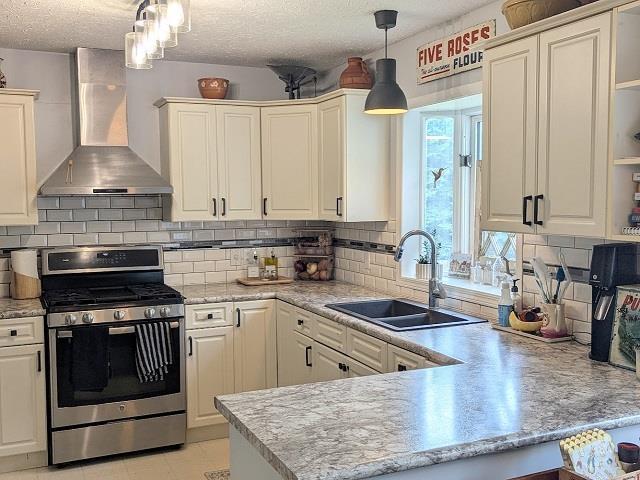 9 Willow Court, Dryden, ON - Indoor Photo Showing Kitchen With Double Sink