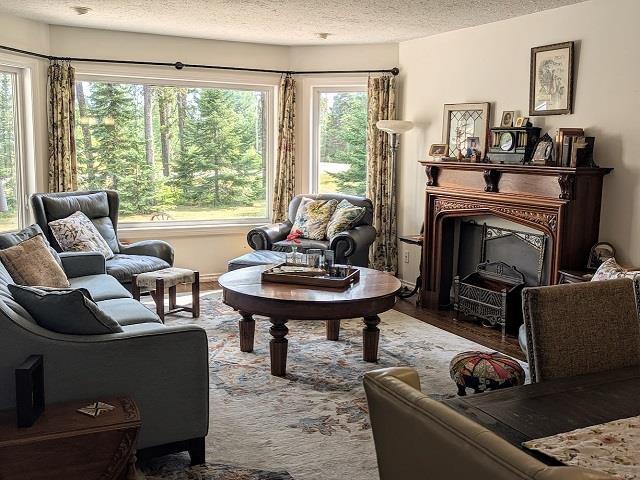 9 Willow Court, Dryden, ON - Indoor Photo Showing Living Room With Fireplace