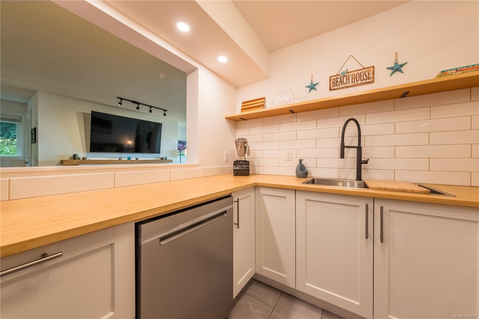 #112-2562 Departure Bay Rd, Nanaimo, BC - Indoor Photo Showing Kitchen