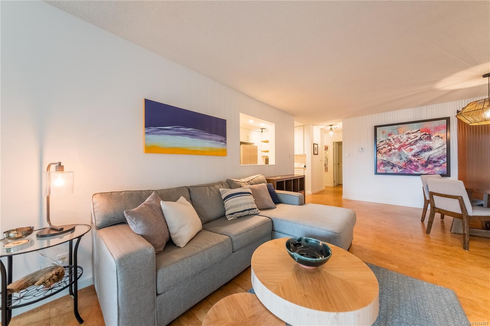 #112-2562 Departure Bay Rd, Nanaimo, BC - Indoor Photo Showing Living Room