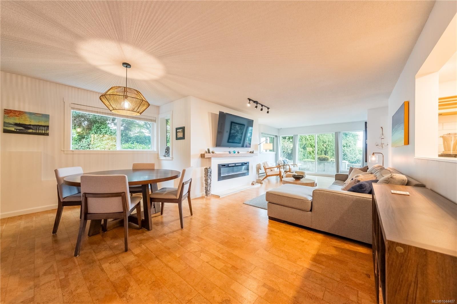 #112-2562 Departure Bay Rd, Nanaimo, BC - Indoor With Fireplace