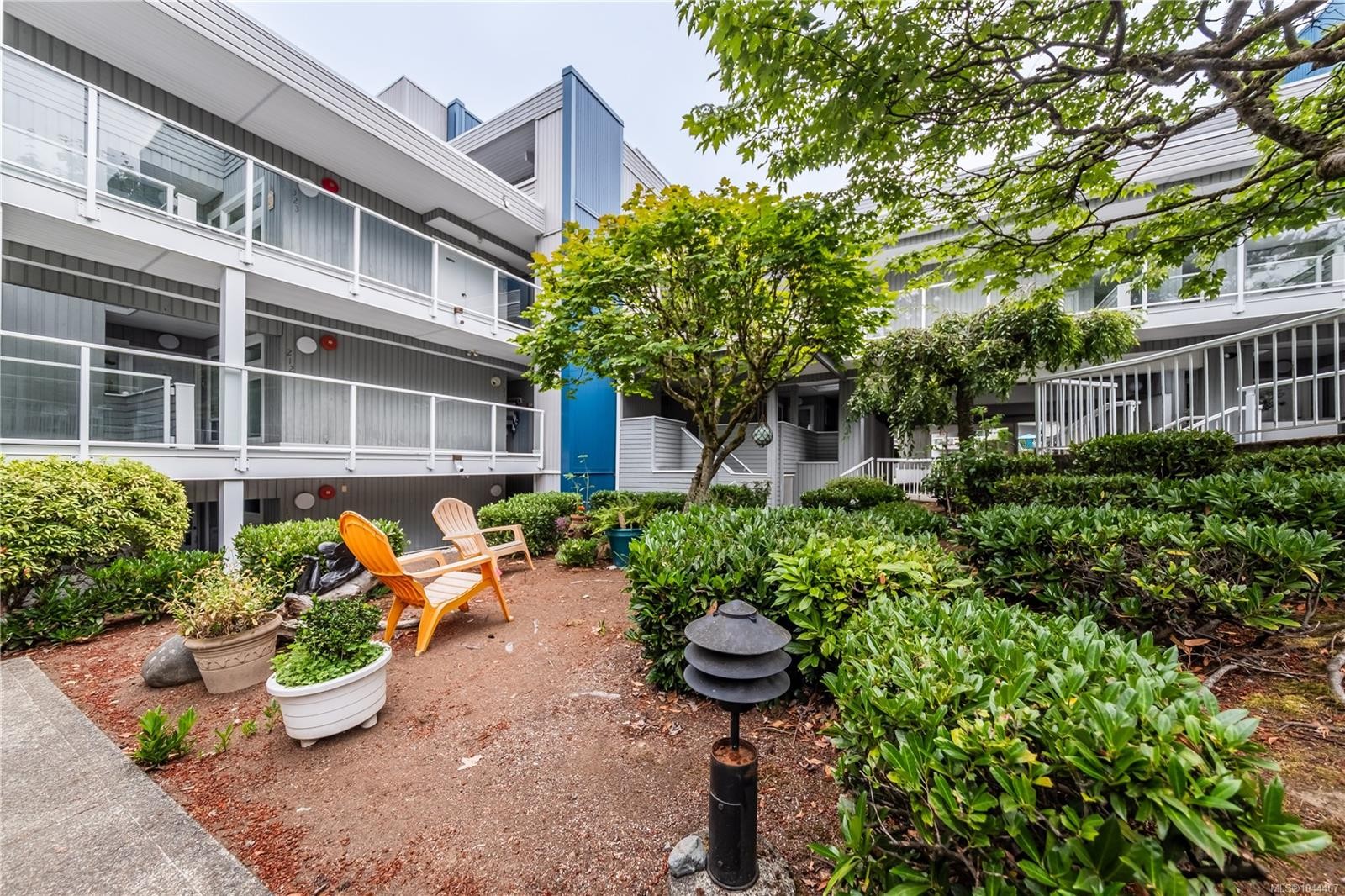 #112-2562 Departure Bay Rd, Nanaimo, BC - Outdoor