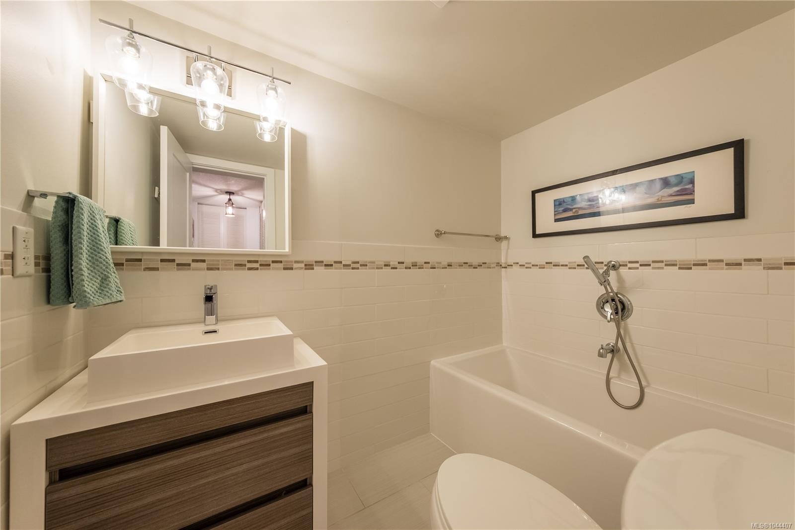 #112-2562 Departure Bay Rd, Nanaimo, BC - Indoor Photo Showing Bathroom