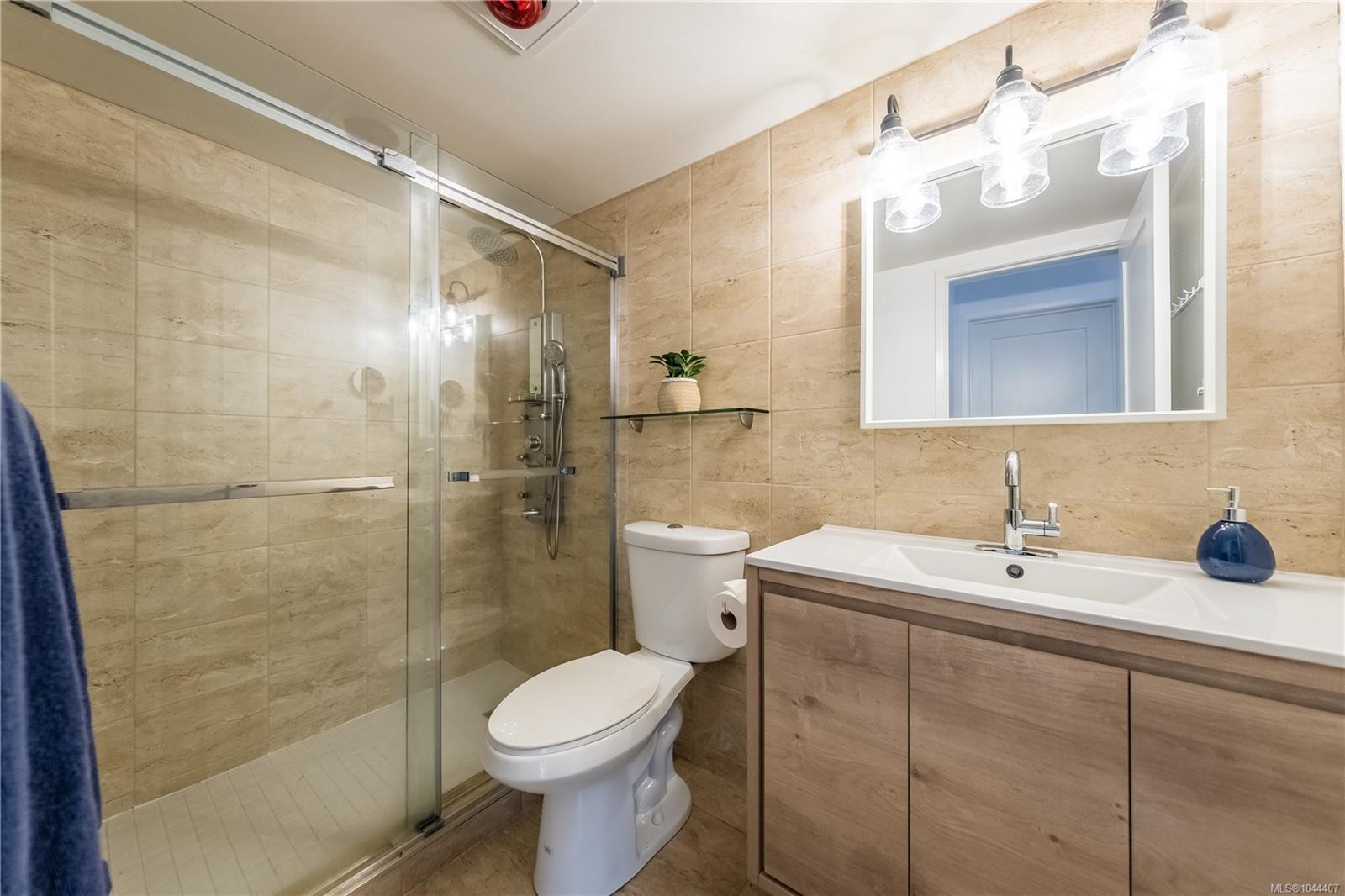 #112-2562 Departure Bay Rd, Nanaimo, BC - Indoor Photo Showing Bathroom