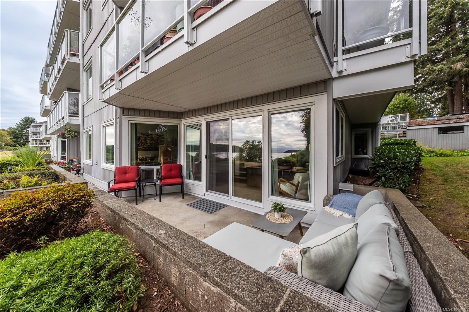 #112-2562 Departure Bay Rd, Nanaimo, BC - Outdoor
