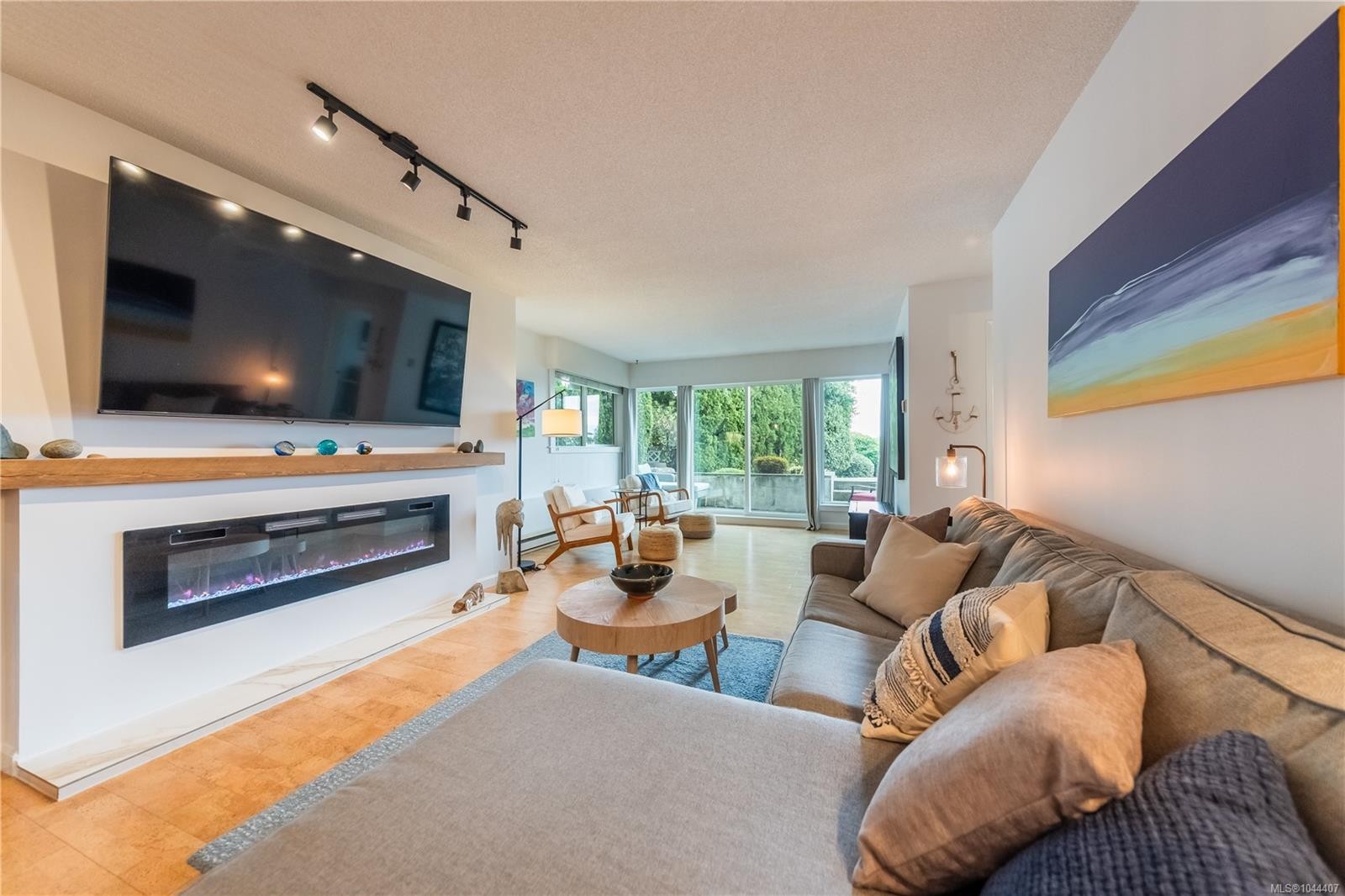 #112-2562 Departure Bay Rd, Nanaimo, BC - Indoor Photo Showing Living Room With Fireplace