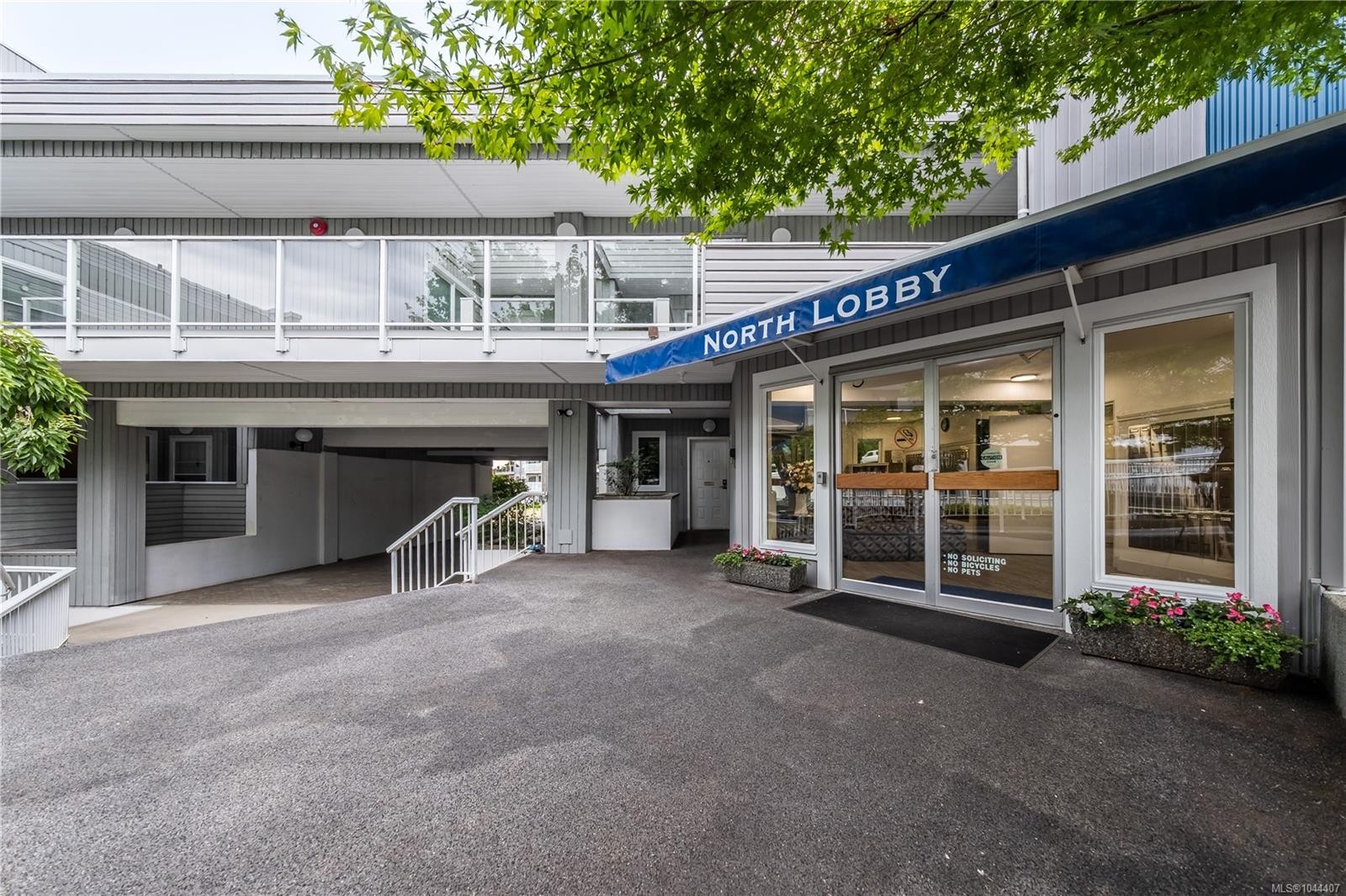 #112-2562 Departure Bay Rd, Nanaimo, BC - Outdoor