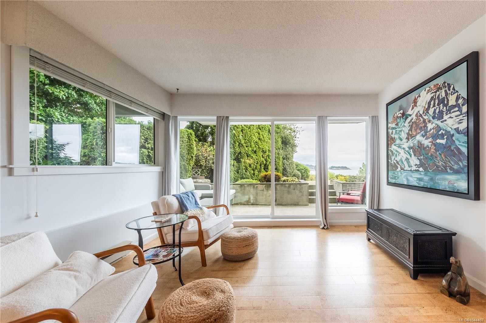 #112-2562 Departure Bay Rd, Nanaimo, BC - Indoor Photo Showing Living Room