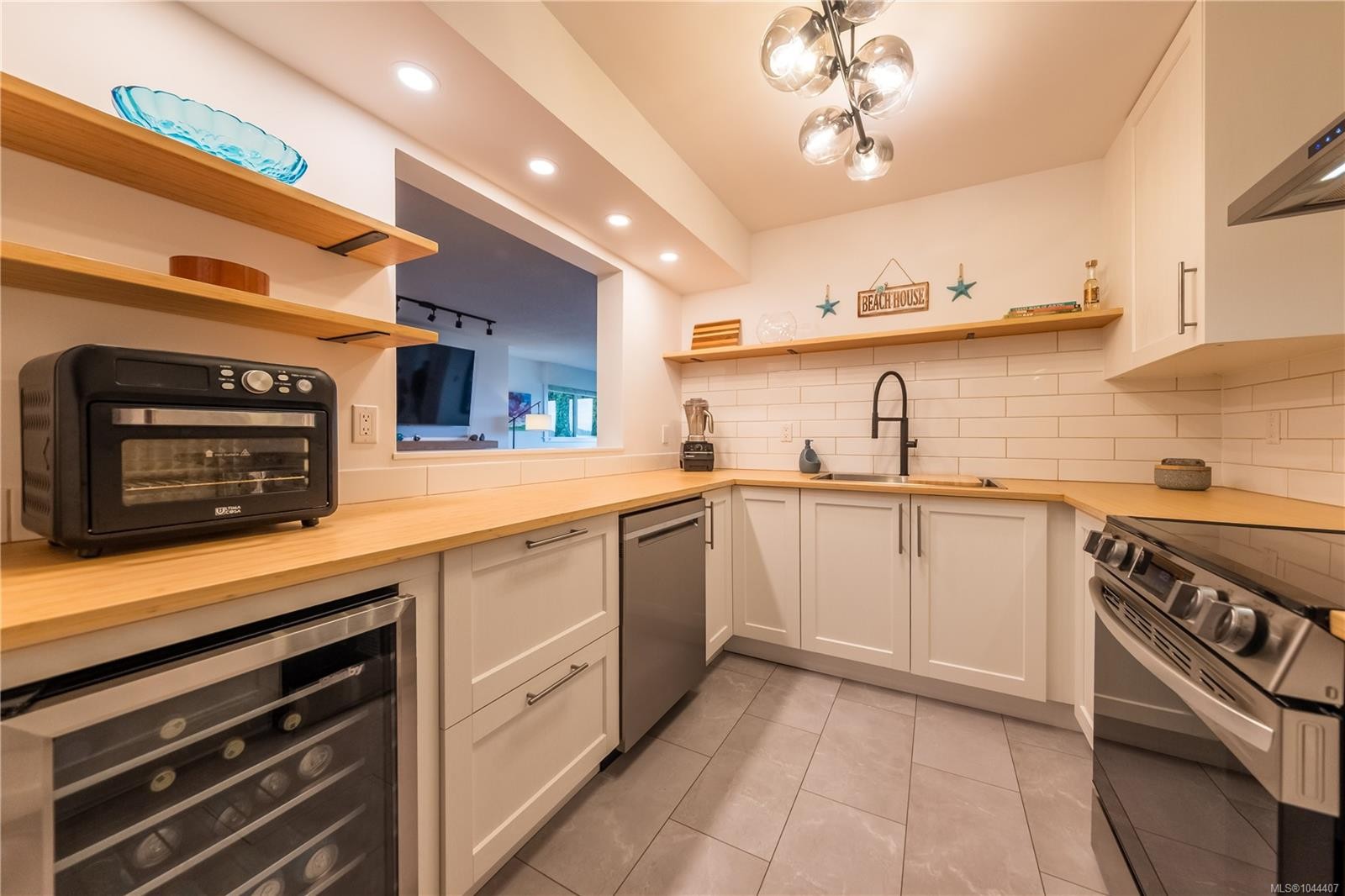 #112-2562 Departure Bay Rd, Nanaimo, BC - Indoor Photo Showing Kitchen With Double Sink