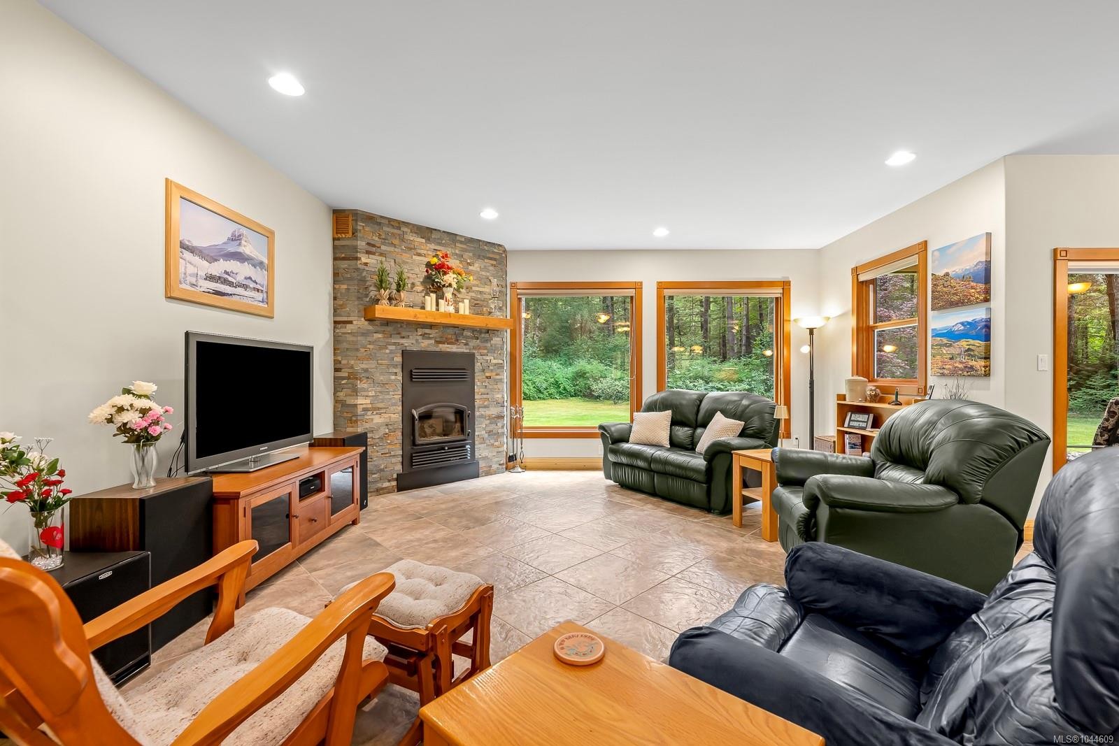 307 Bates Dr, Fanny Bay, BC