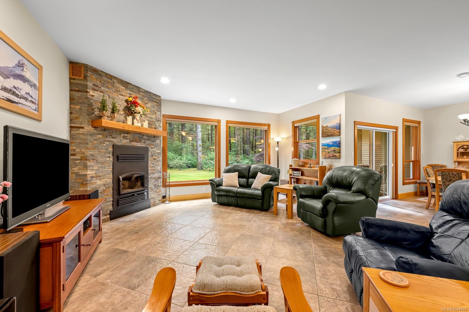 307 Bates Dr, Fanny Bay, BC