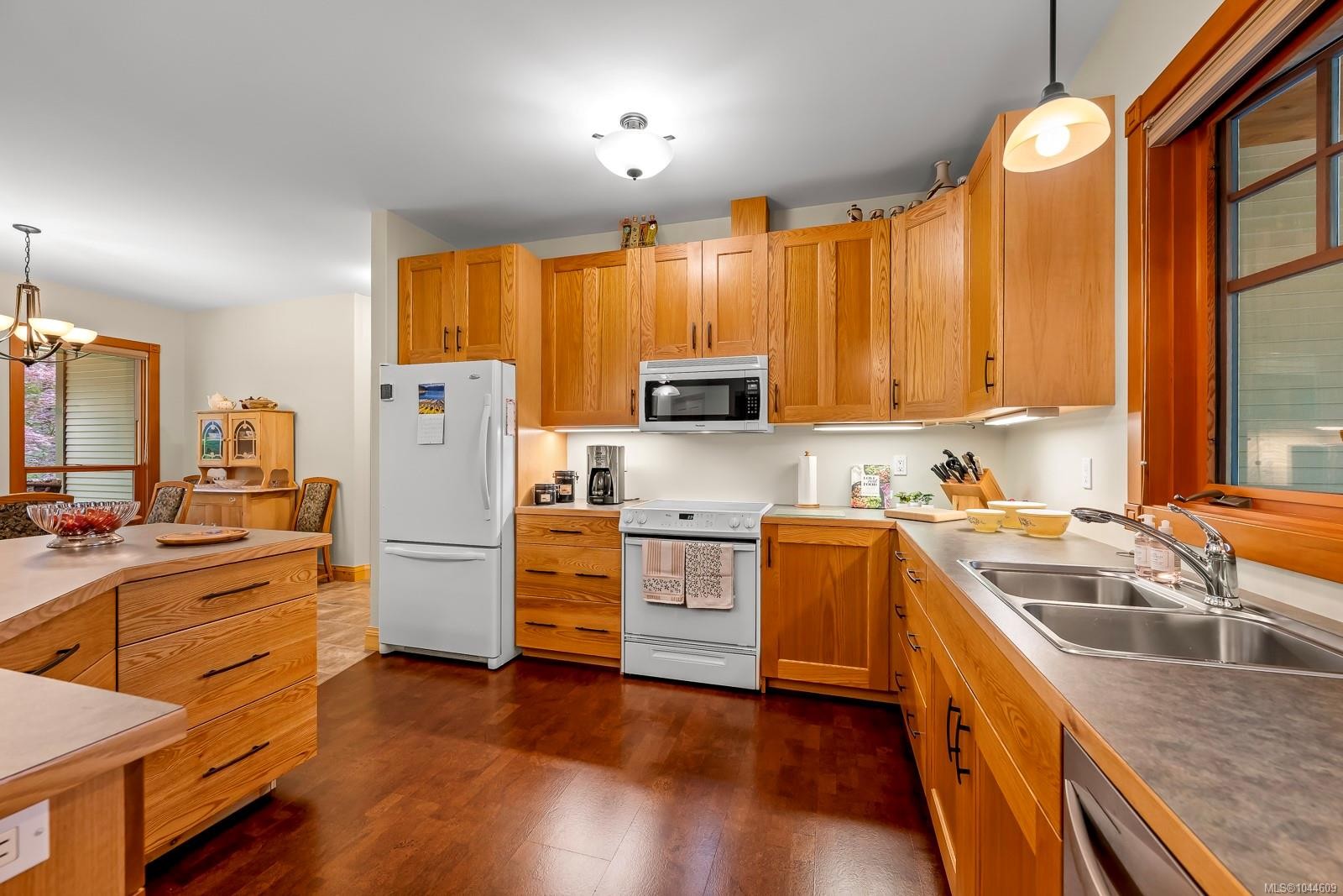 307 Bates Dr, Fanny Bay, BC