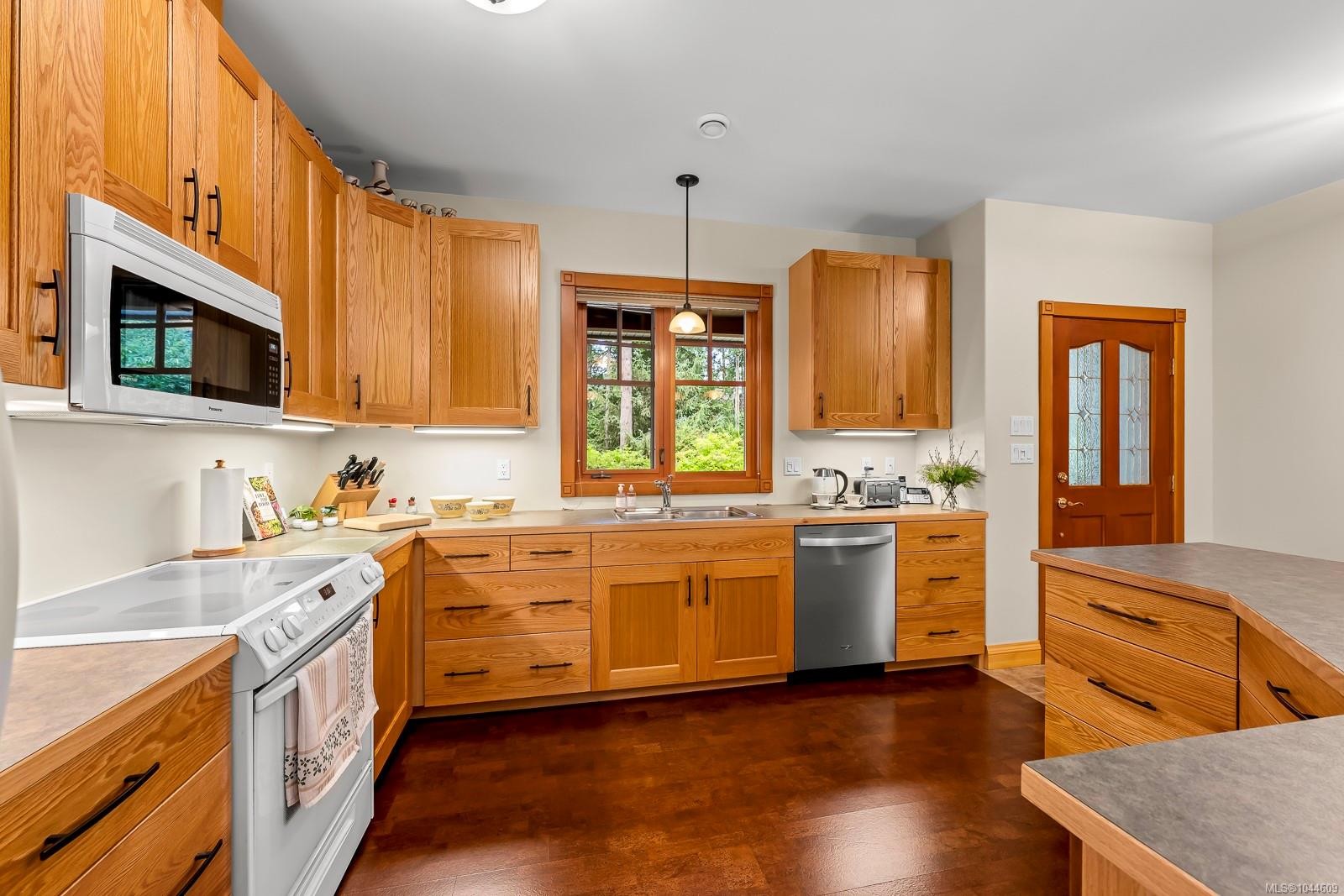 307 Bates Dr, Fanny Bay, BC