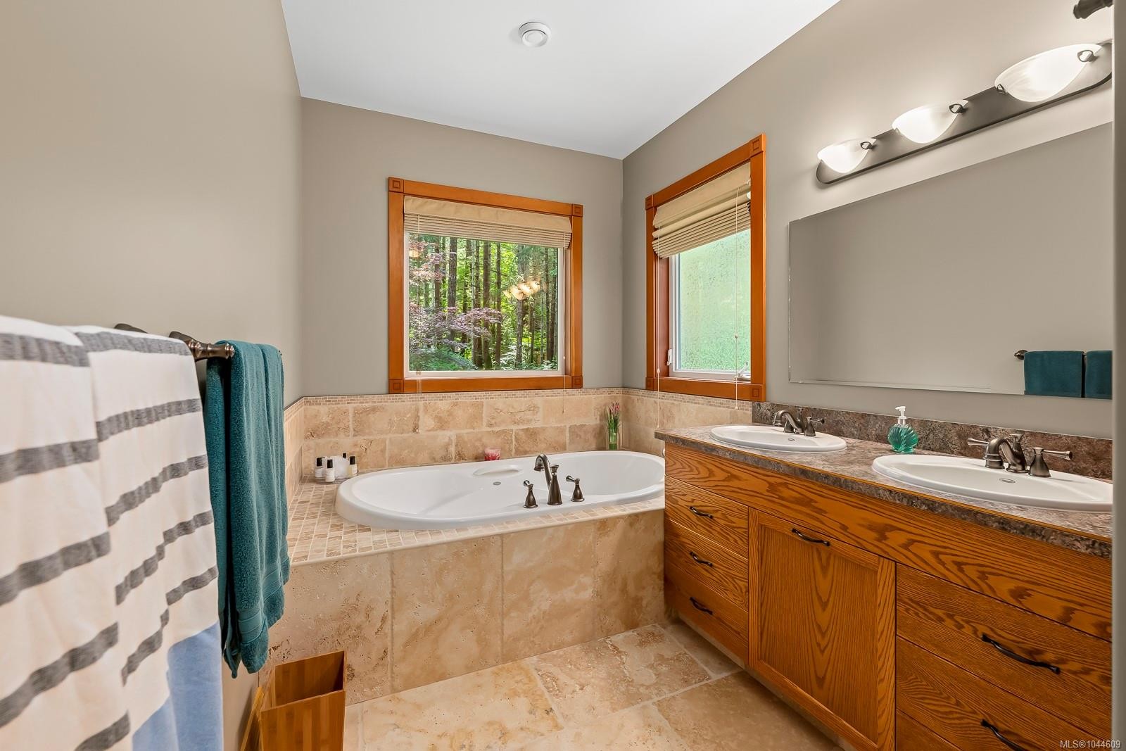 307 Bates Dr, Fanny Bay, BC
