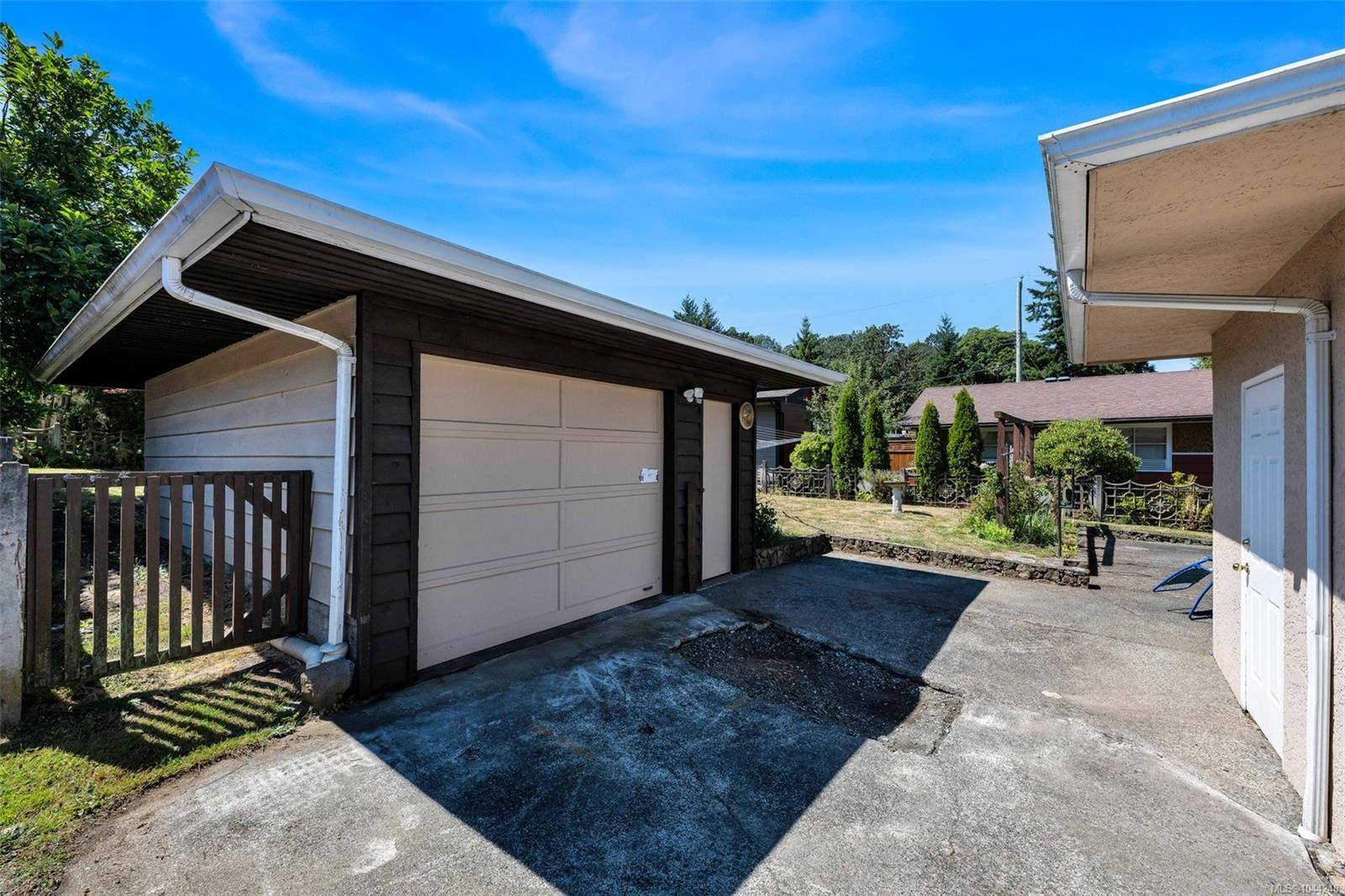 1071 Lodge Ave, Saanich, BC