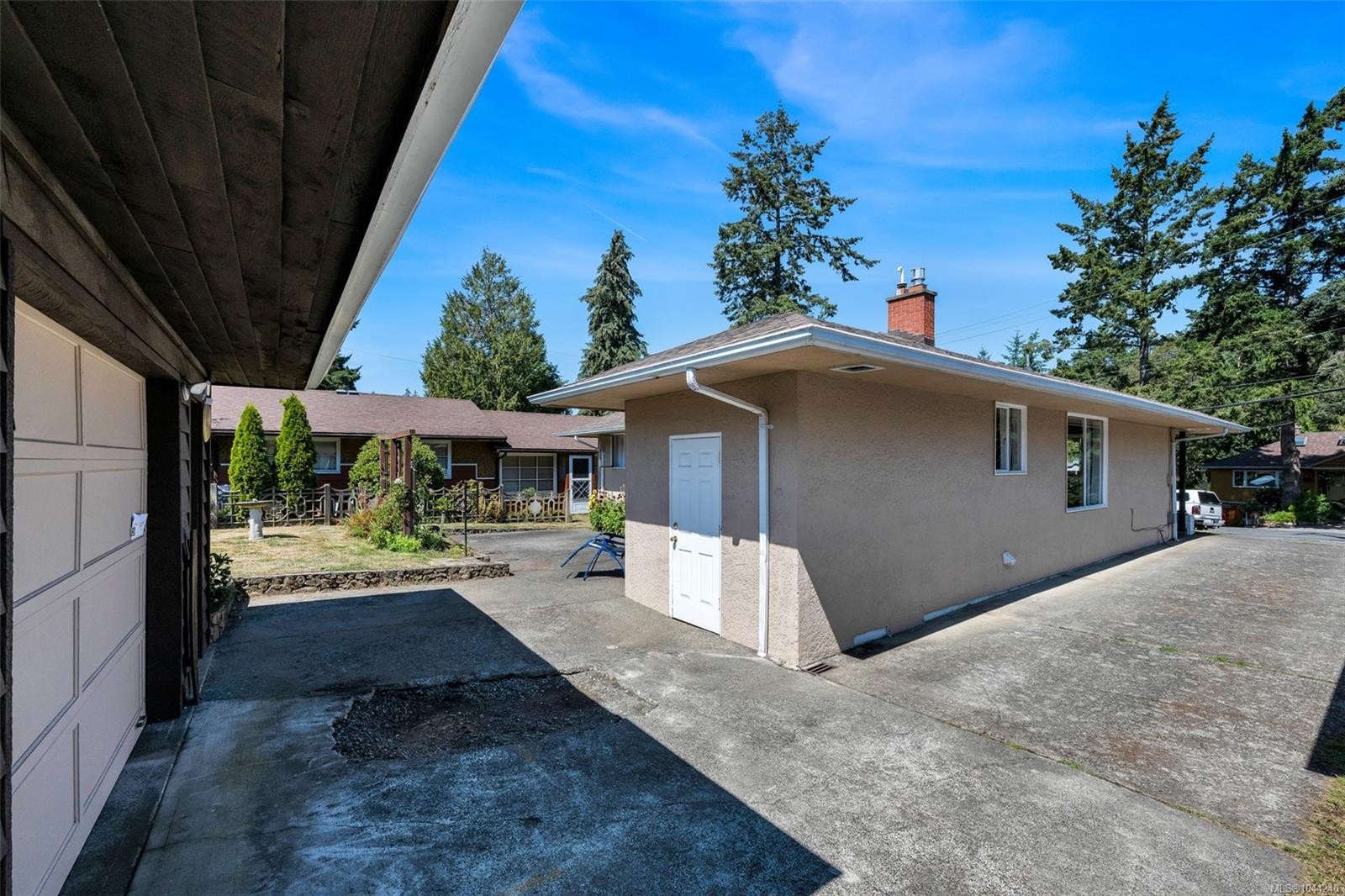 1071 Lodge Ave, Saanich, BC