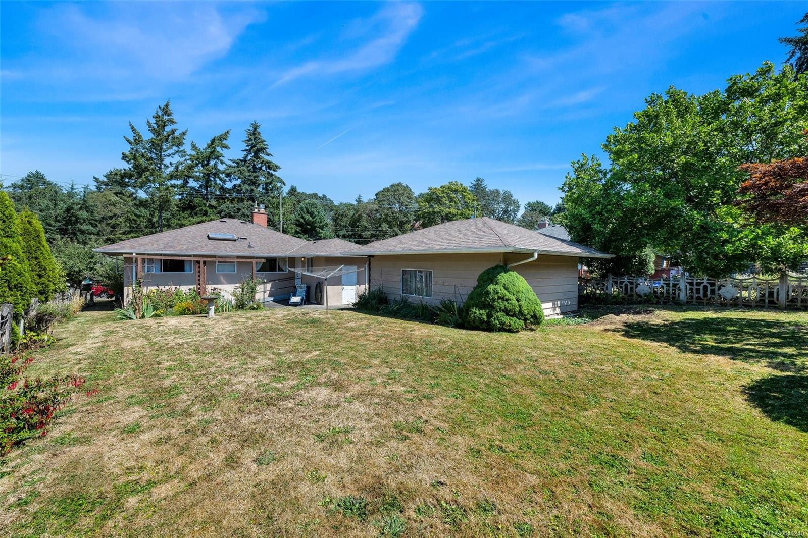1071 Lodge Ave, Saanich, BC