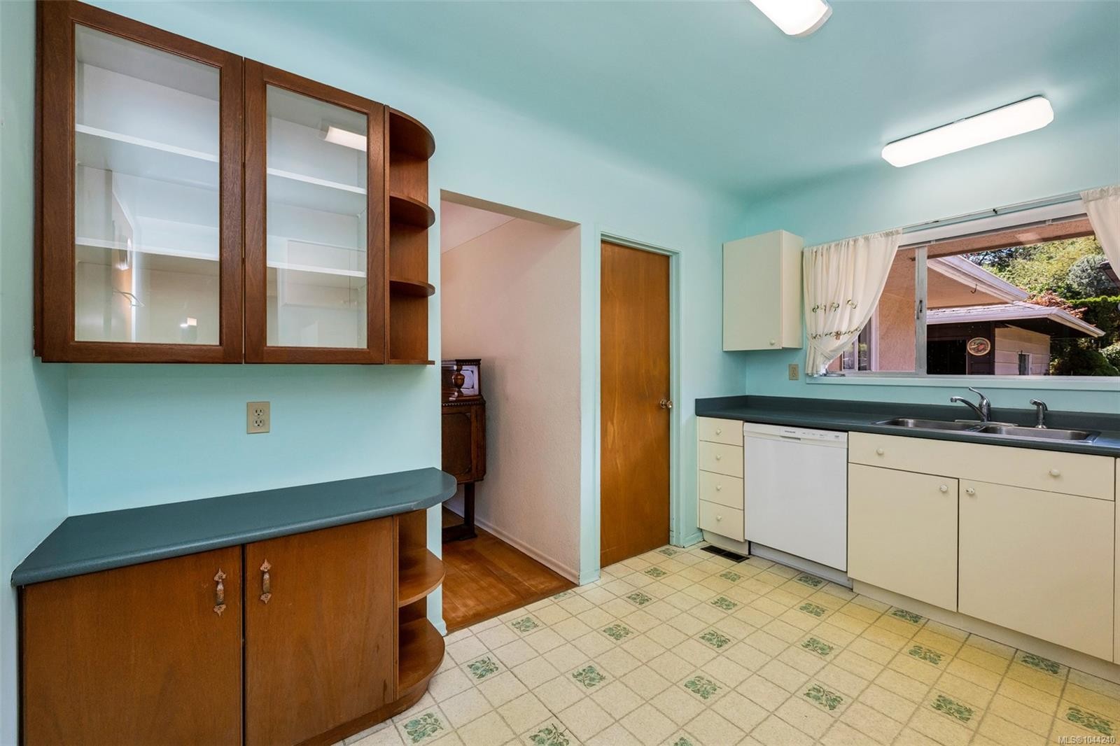 1071 Lodge Ave, Saanich, BC