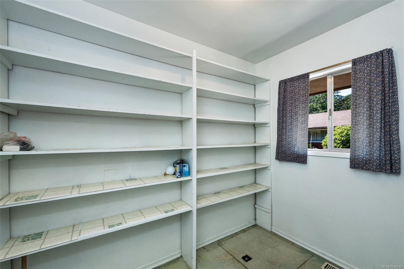 1071 Lodge Ave, Saanich, BC